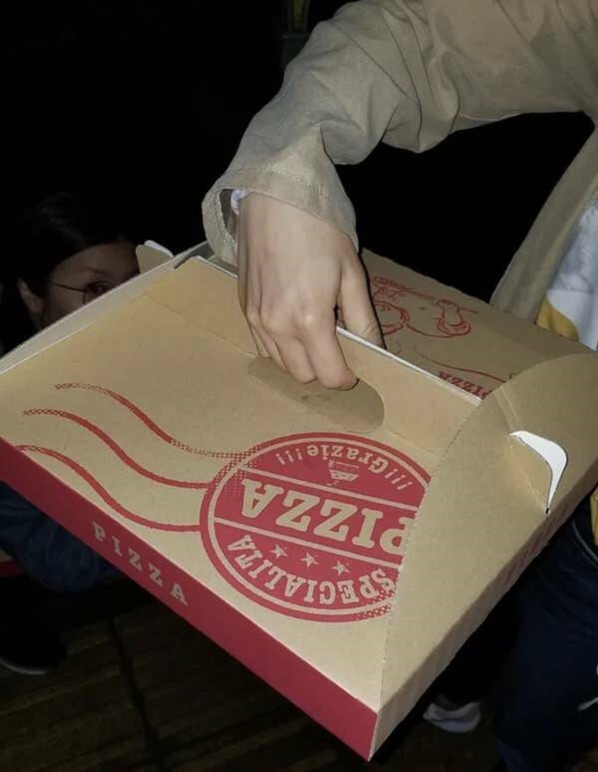 This ingenious Japanese hack for carrying pizza boxes without them sliding to the side NEEDS to exist in the US.