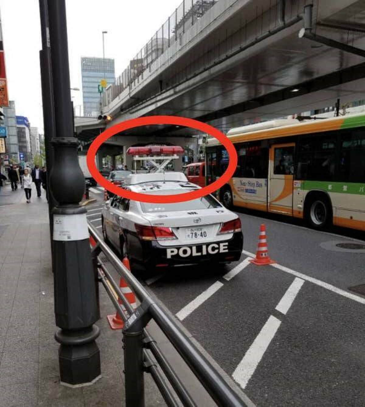 Police cars in Japan can raise their blinking lights so it's easier for people to see them above other cars.