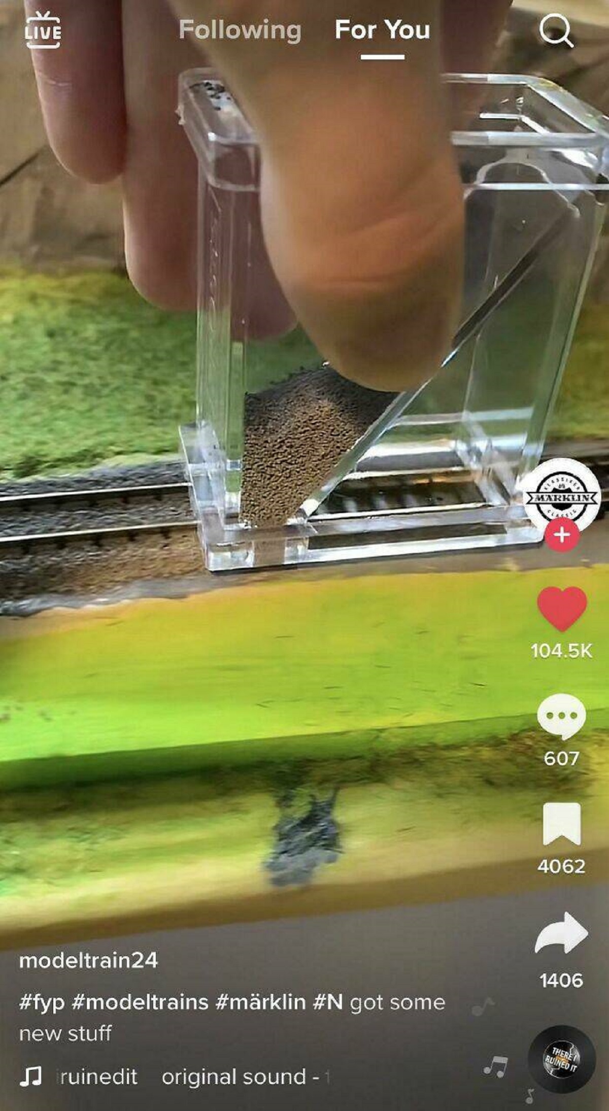 A Device For Spreading Gravel On Model Train Tracks