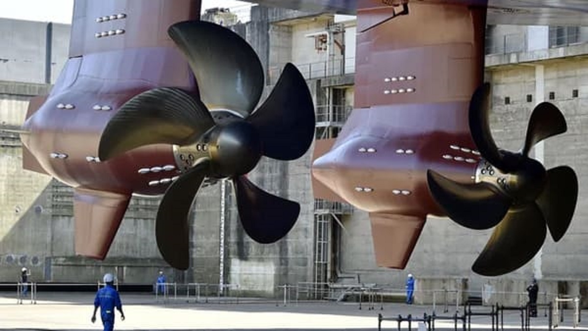 “Giant propellers of the cruise ship ‘Symphony of the Seas'”