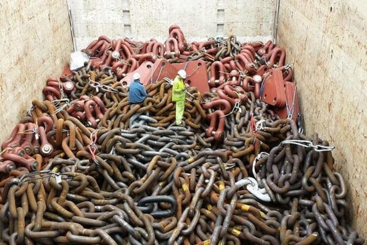 “This is how big anchor chains are. it makes sense but dang”