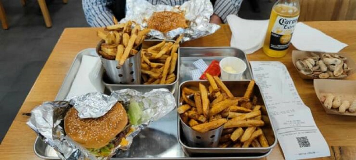 "Five guys in France use stainless steel as tray"