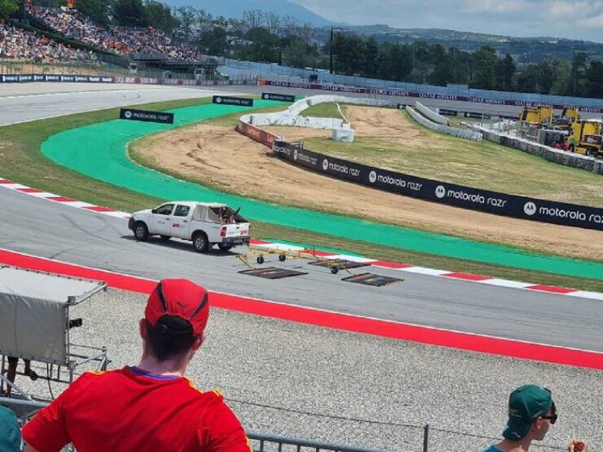 "Device To Clean The Track In The Spanish F1 Grand Prix"