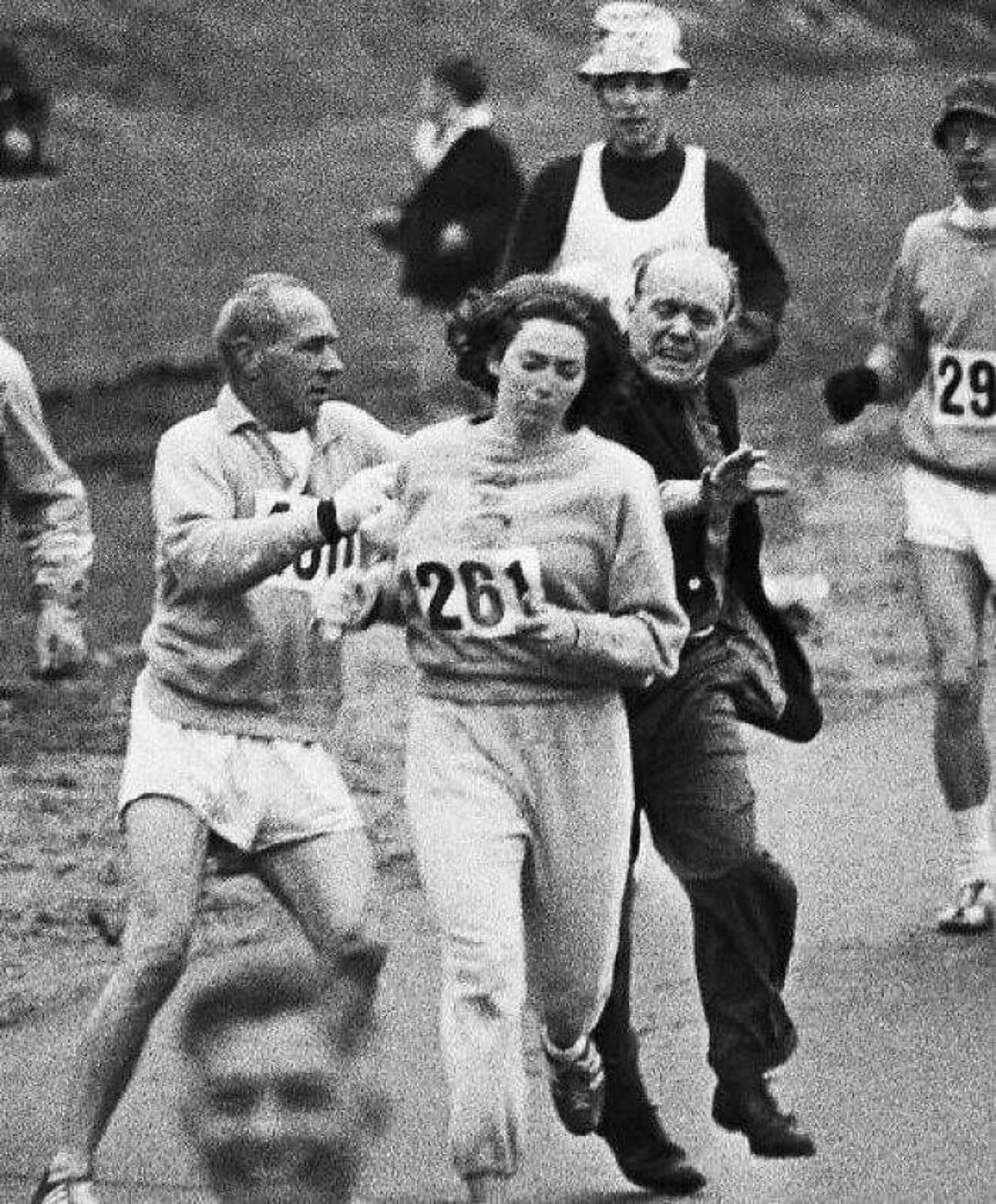 first woman to run boston marathon - 29 25 261 Ca