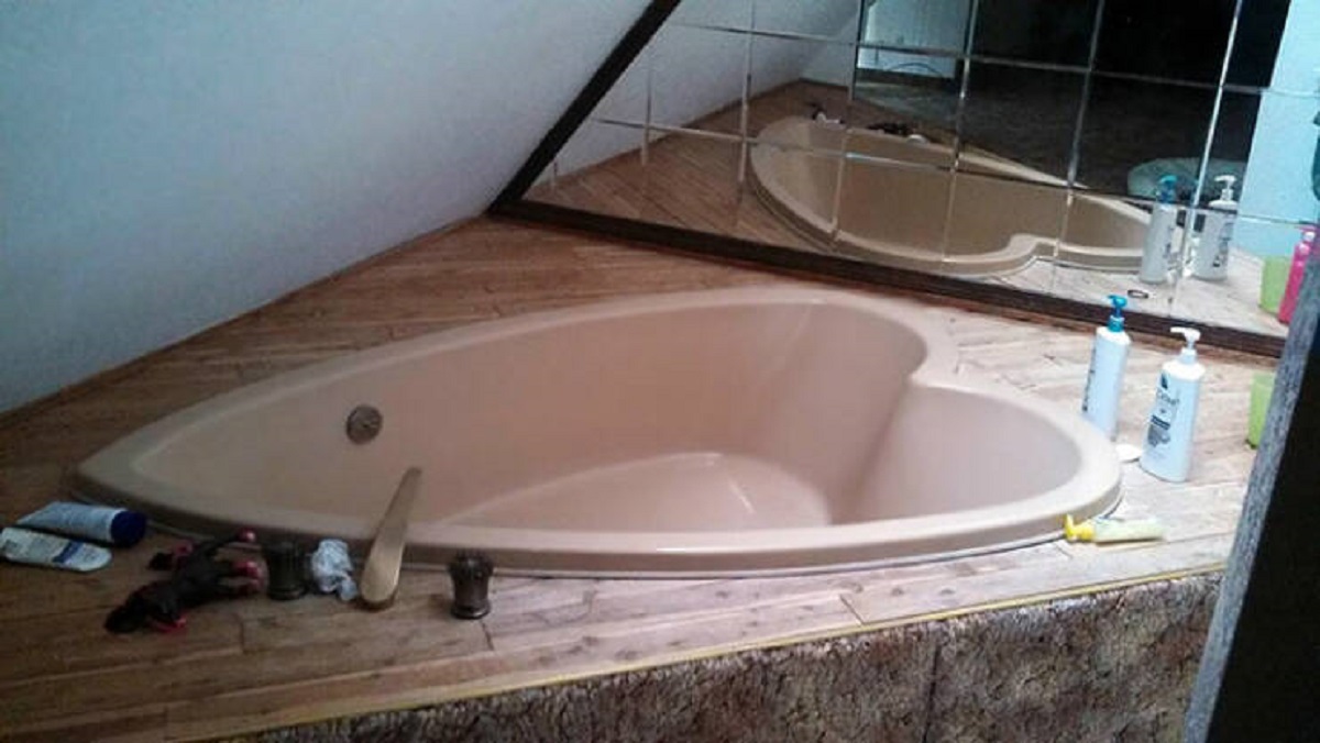 "I Recently Moved Into A 70s Dream Home. This Is My Bathtub"