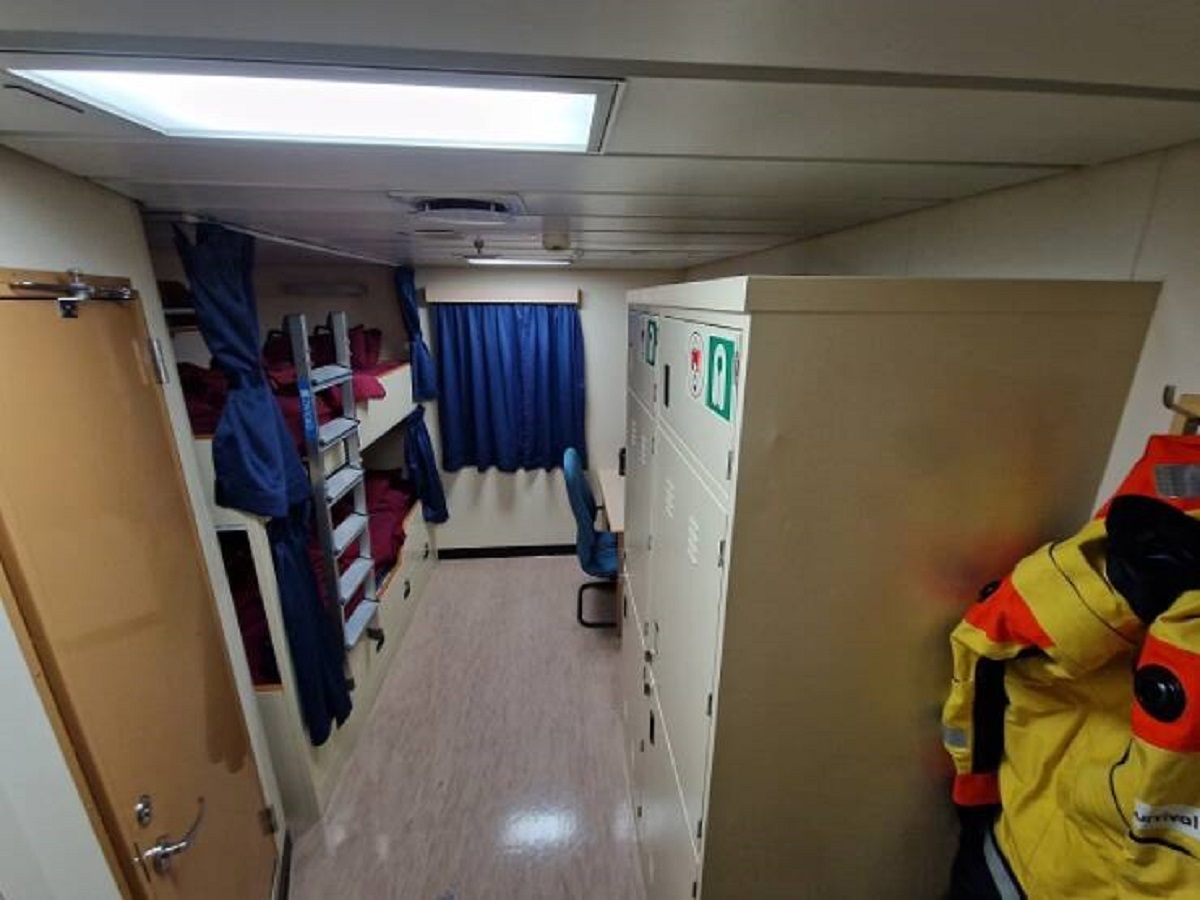 “This is what my average (double) cabin on the oil rig looks like”