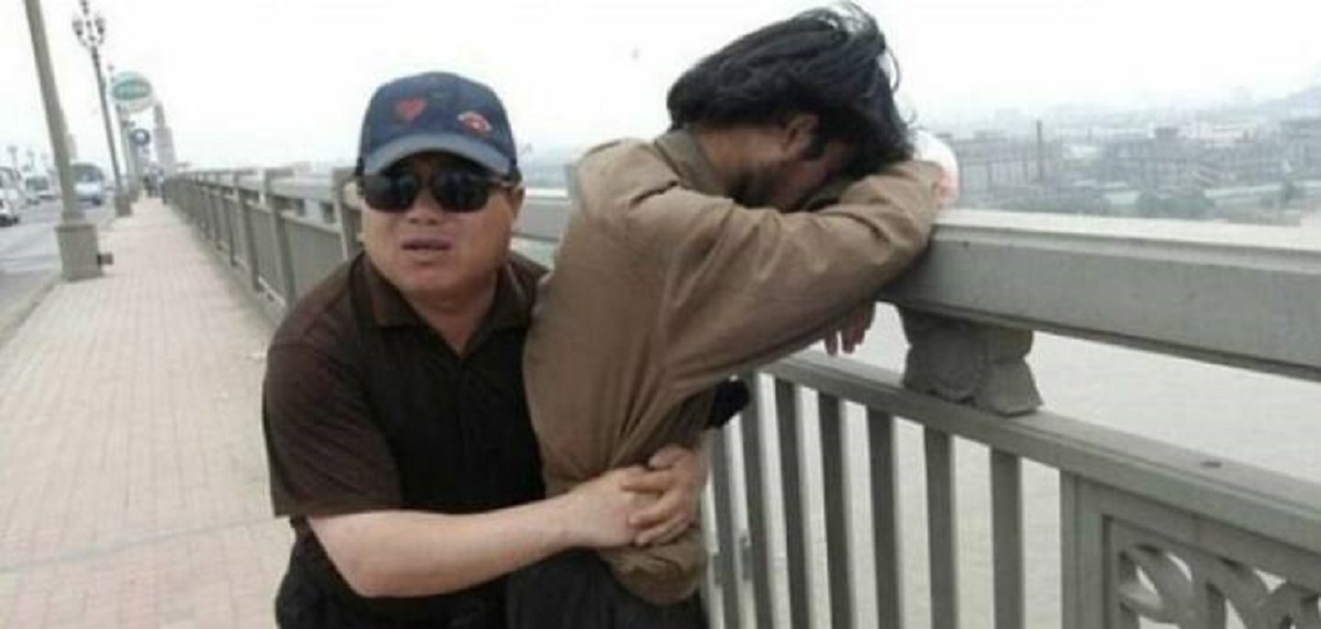 "Chen Si Is A Man Who Spends His Weekends Visiting The Largest Bridge In China To Prevent People From Jumping. He Has Saved Over 300 People"