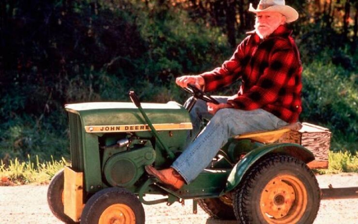 "In 1994, A 73-Year-Old Man Who Was ‘Too Blind’ To Get A Driver's License Drove 240 Miles From Northwestern Iowa To Southwestern Wisconsin, On A 1966 John Deere Lawnmower To Visit His Brother, Who Recently Had A Stroke"

"On good days he averaged about five miles an hour along U.S. 18. But about four days into the trip, the engine failed on his mower in West Bend, 21 miles from where he had started in Laurens, Iowa.

Straight spent $250 replacing points, the condenser, plugs, the generator and the starter.

He made it to Charles City, 90 miles from West Bend, when he ran out of money in mid-July, and had to camp out until his next Social Security check arrived.

By Aug. 15, he had made it to within two miles of his brother's house near Blue River, but then his mower broke down again. A farmer helped him push it the rest of the way.

In total, the journey took six weeks, and he inspired the 1999 film ‘The Straight Story.’"