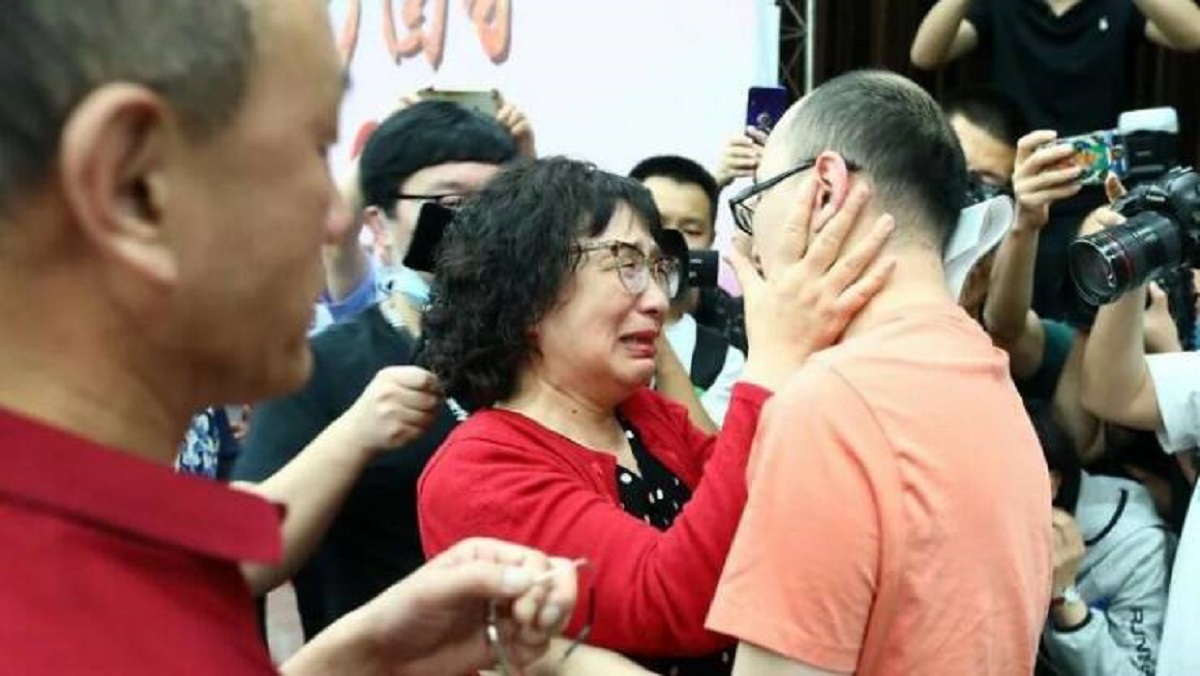 "Li Jingzhi, A Chinese Woman, Was Reunited With Her Son, Jia Jia, Who Was Kidnapped In 1988"

"On October 17, 1988, Jia Jia's father, known by his surname Mao, took the two-year-old boy out to play in their neighbourhood in the city of Xi'an.

Mr Mao then walked into a hotel to ask for a cup of water for the thirsty toddler, but when he returned, he realised his son had gone missing.

His mother then spent more than 32 years travelling across all of China, through 20 provinces and hundreds of towns looking for him.

During her quest, she helped reunite 4 different children with their families before eventually finding her own son.

It turns out Jia Jia had been sold to a family in Sichuan in south-western China for 6,000 yuan."