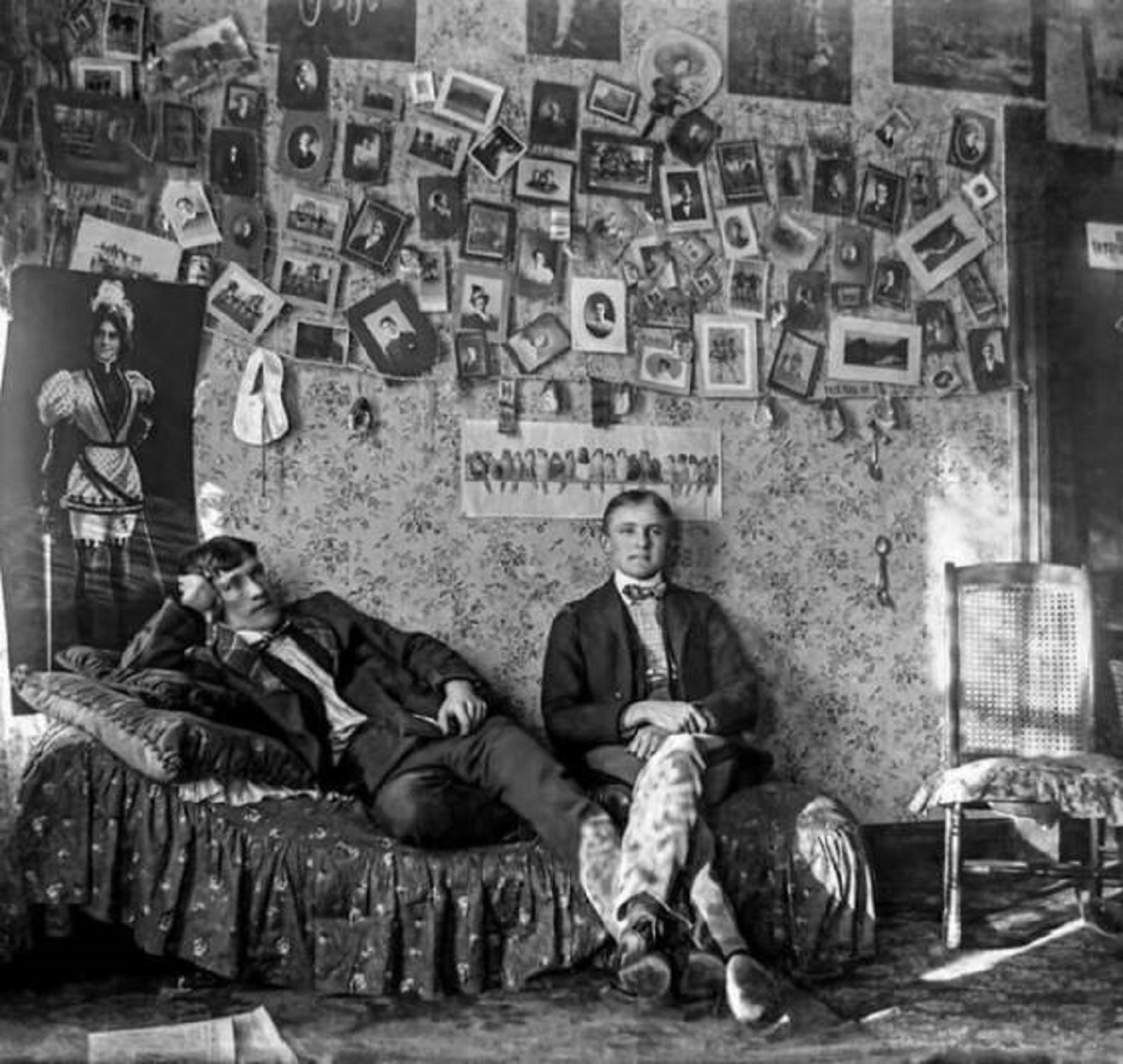 "A Couple Of Students Hang Out In Their College Dorm Room At The University Of Illinois In 1910"