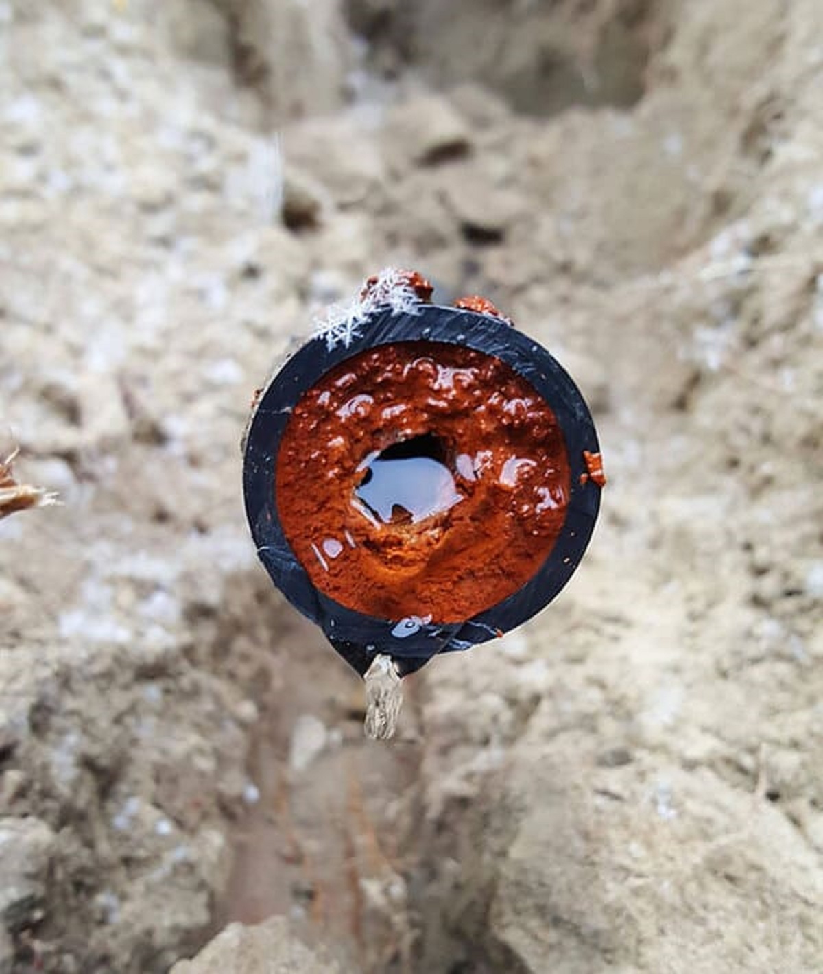 “This Is What 15 Years Of Rust Accumulation Looks Like In A 1 Water Pipe”