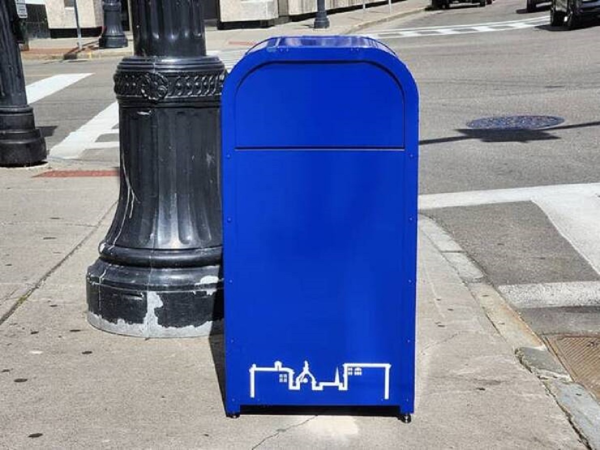 Whoever works for the city of Binghamton, New York and decided to yassify their boring old trash cans into these......that look waaay too much like mailboxes and will absolutely be wreaking havoc on the local USPS branch: