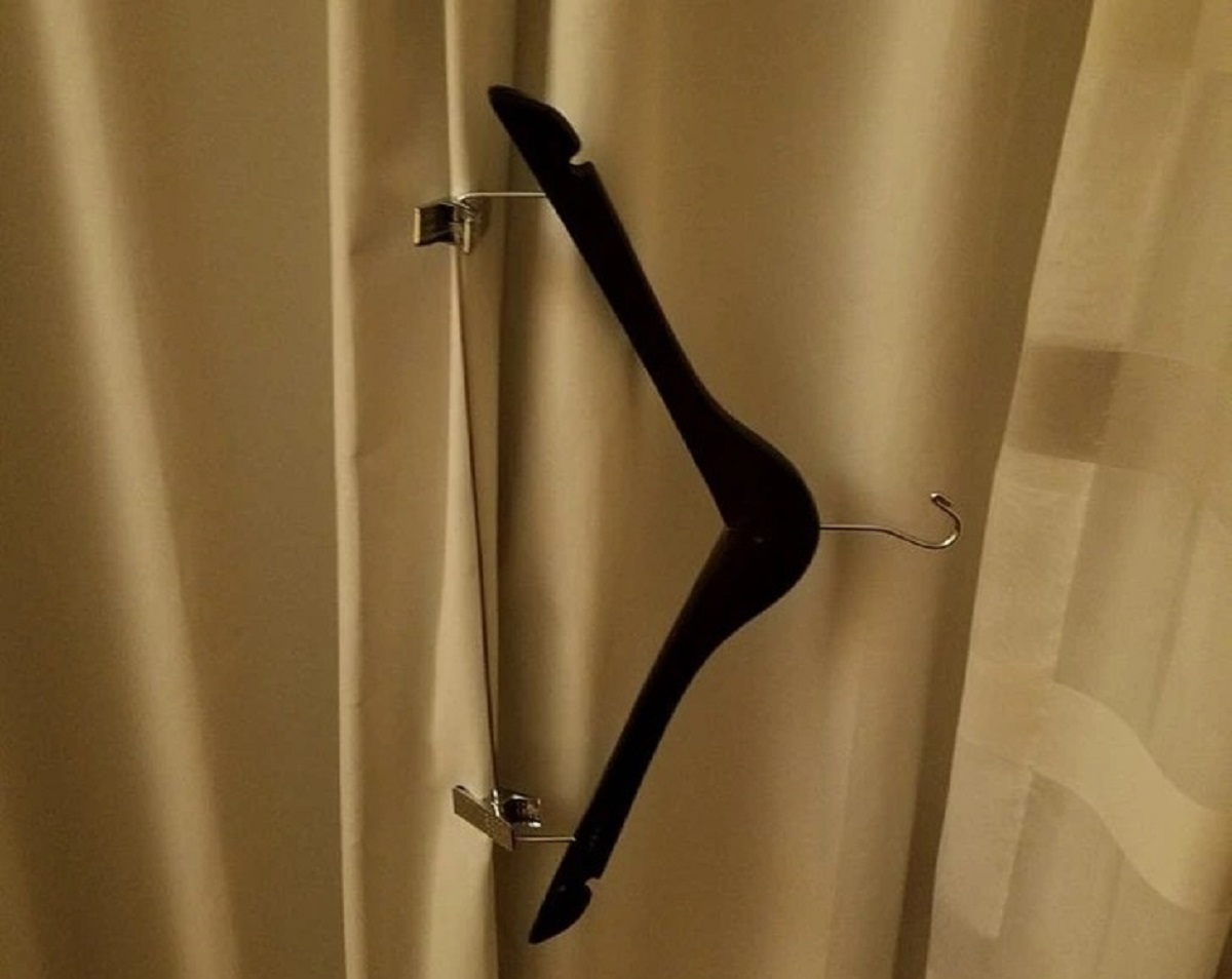 A tip from a traveler. This is how you can keep the hotel curtains closed without letting any light in.