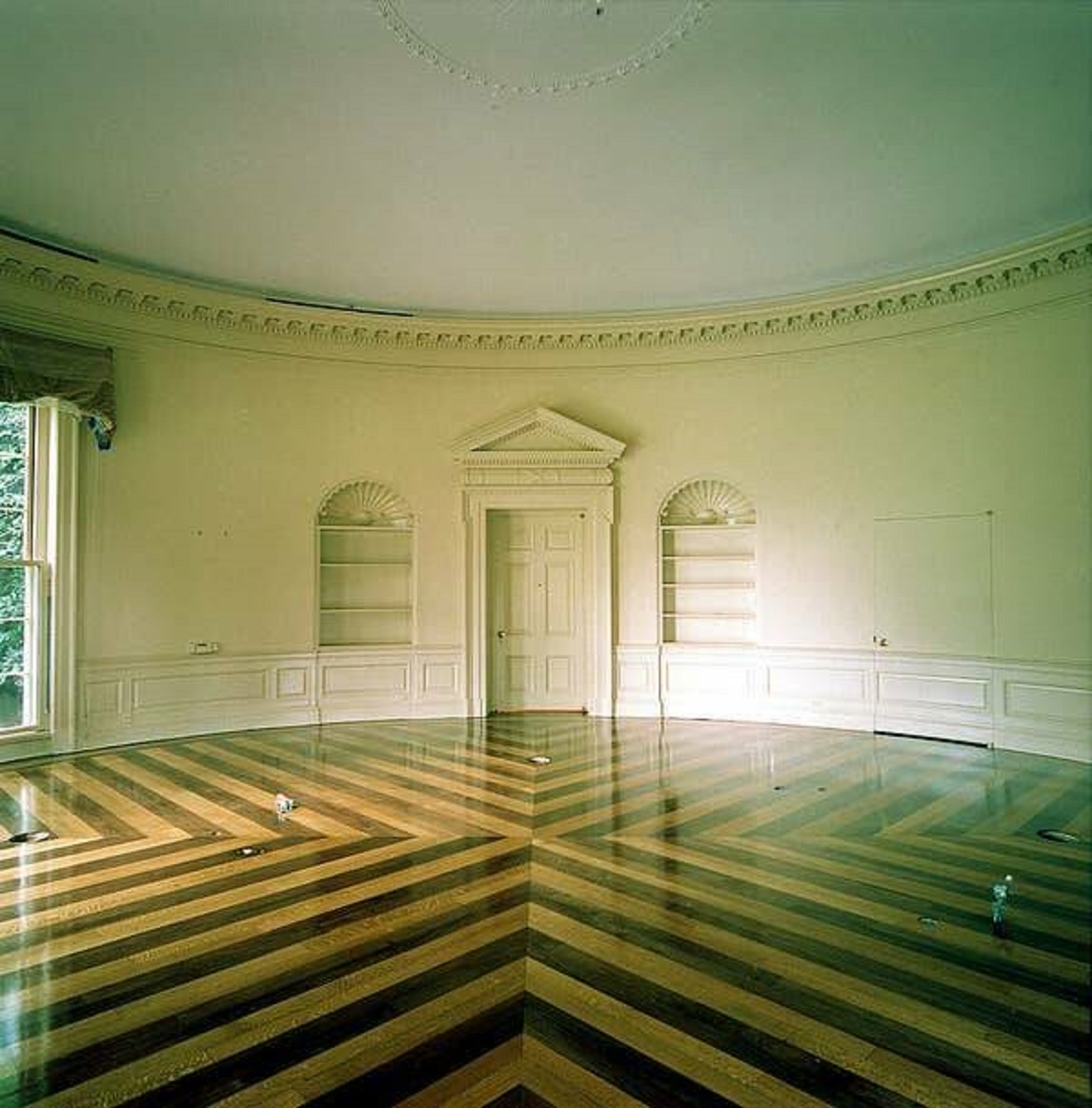 This is what the Oval Office looks like completely empty: