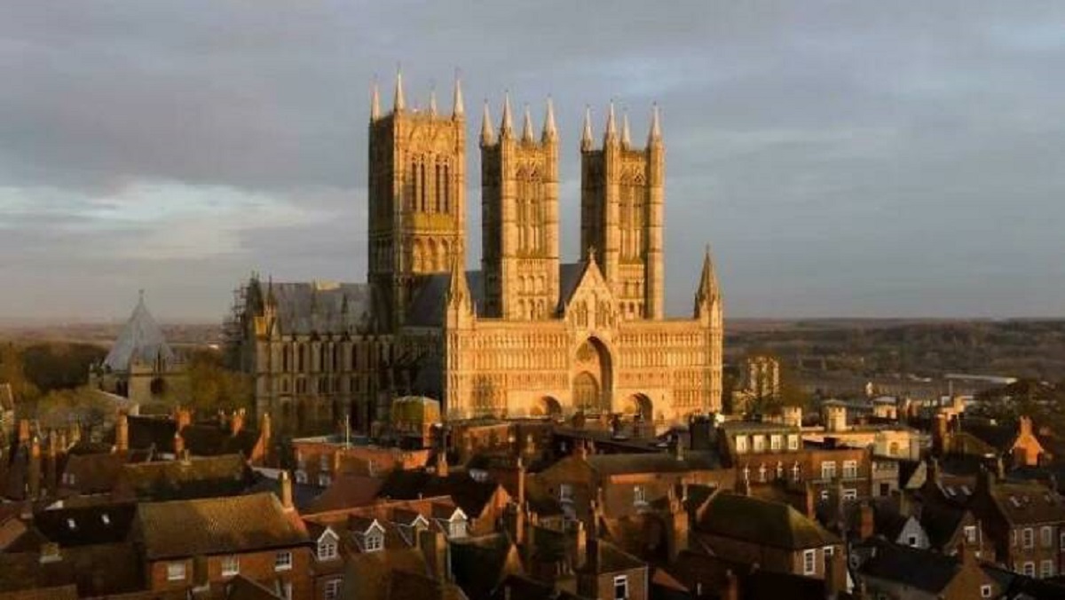 "The Lincoln Cathedral Beat Out The Great Pyramid Of Giza For Tallest Building When It Was Completed In 1311 With The Installation Of Its Spire, Thus Growing It To 160 Meters. Look At How It Dwarfs The Other Buildings Here"