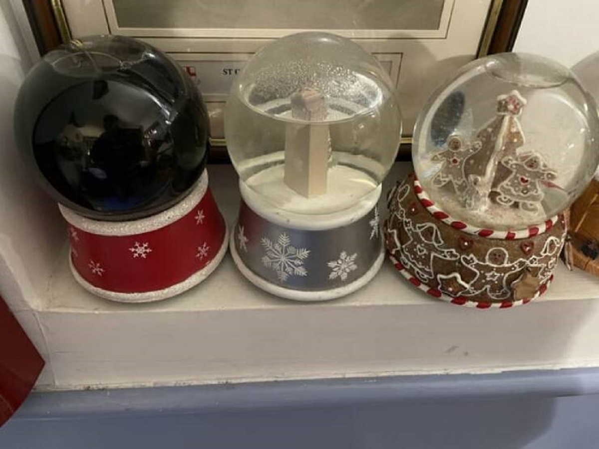 "One of my mums snow globes has gone black"