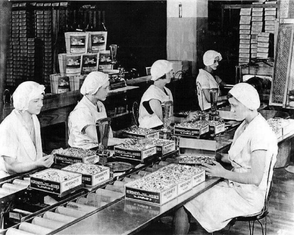 Первые шоколадные фабрики. Милтон Херши фабрика. Милтон Херши и шоколадная фабрика. Шоколадная фабрика в 19 веке. Херши (Hershey) шоколадная фабрика.