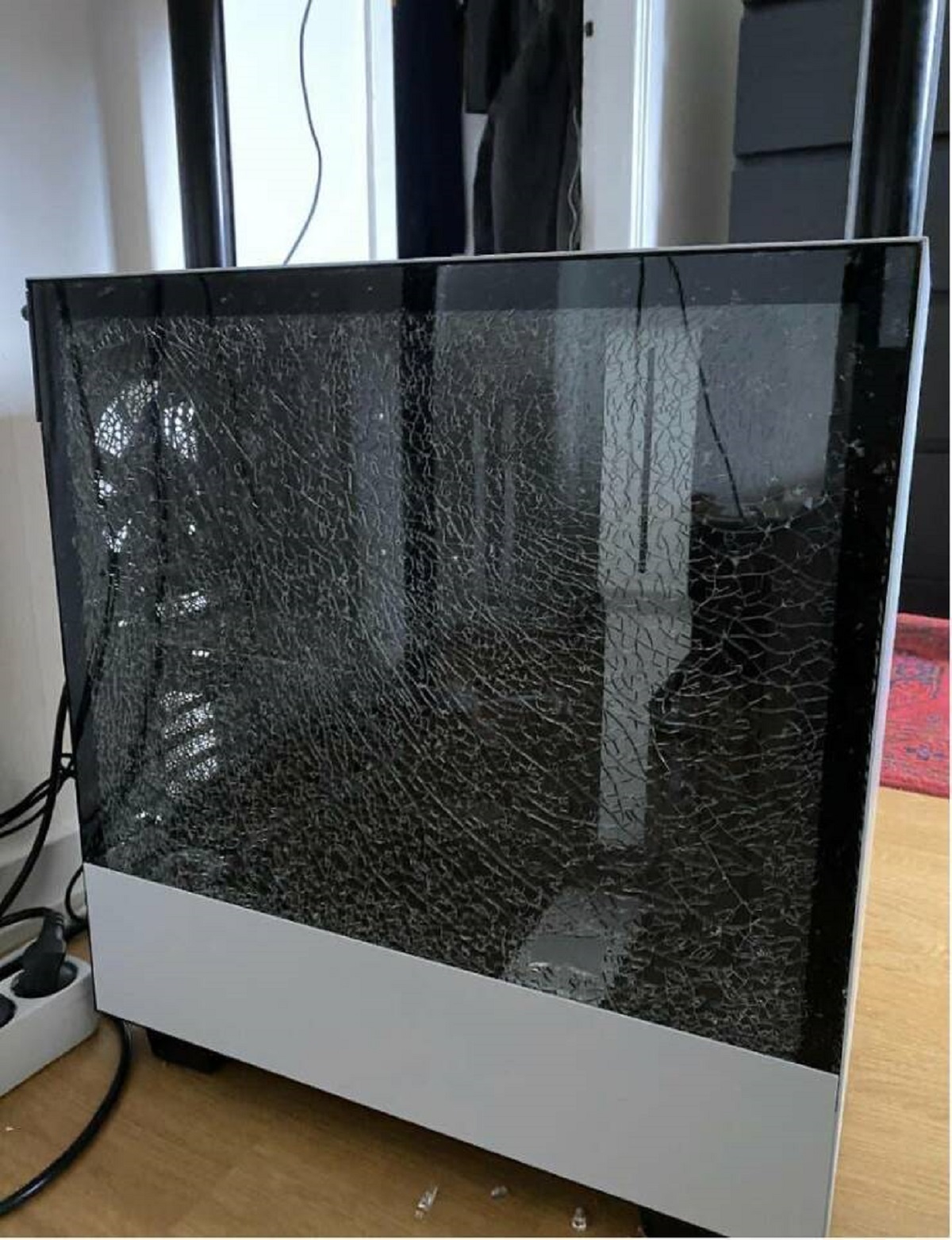 This person's glass PC screen just, like, shattered: