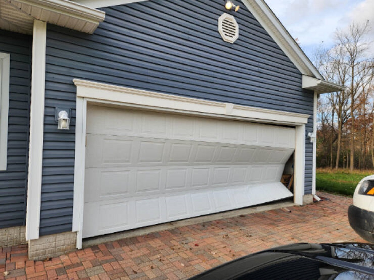 “Amazon driver drove into my dad’s garage door.”