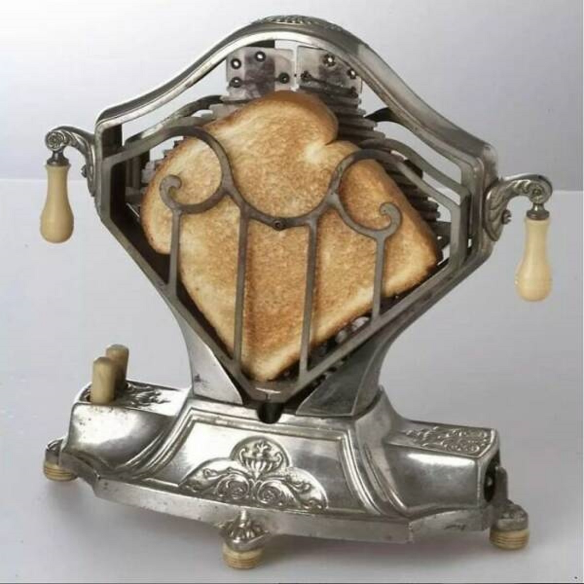 "The Sweetheart Toaster From The 1920s Represents An Interesting Piece Of Kitchen Technology From That Era"