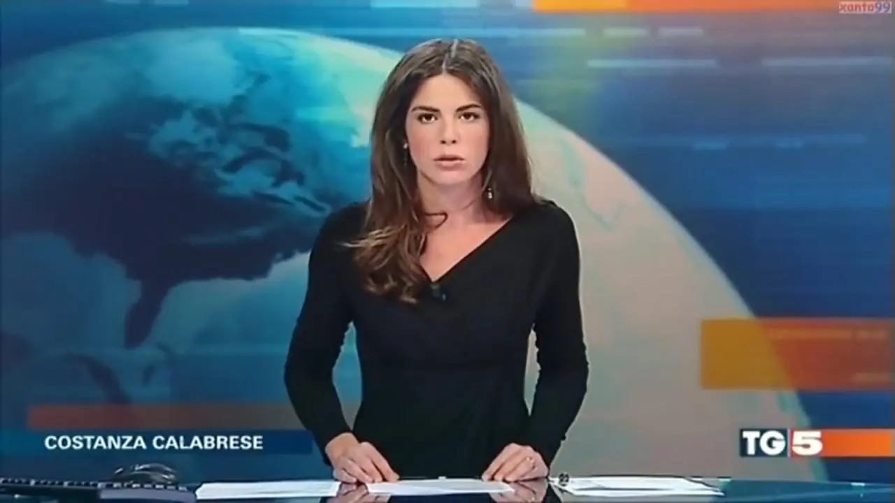 In 2016, TG 5's Italian TV presenter, Costanza Calabrese, experienced a wardrobe malfunction on News Night. Seated behind a glass desk, her short dress unintentionally exposed her, sparking a viral sensation. Calabrese, unfazed, continued the broadcast without acknowledgment.