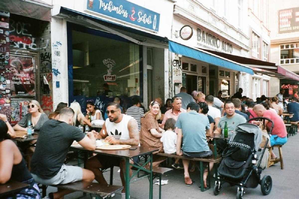 Red flags indicating a subpar dining experience include an exclusive tourist clientele. A restaurant devoid of locals may lack authentic flavors, relying on gimmicks instead of culinary excellence.