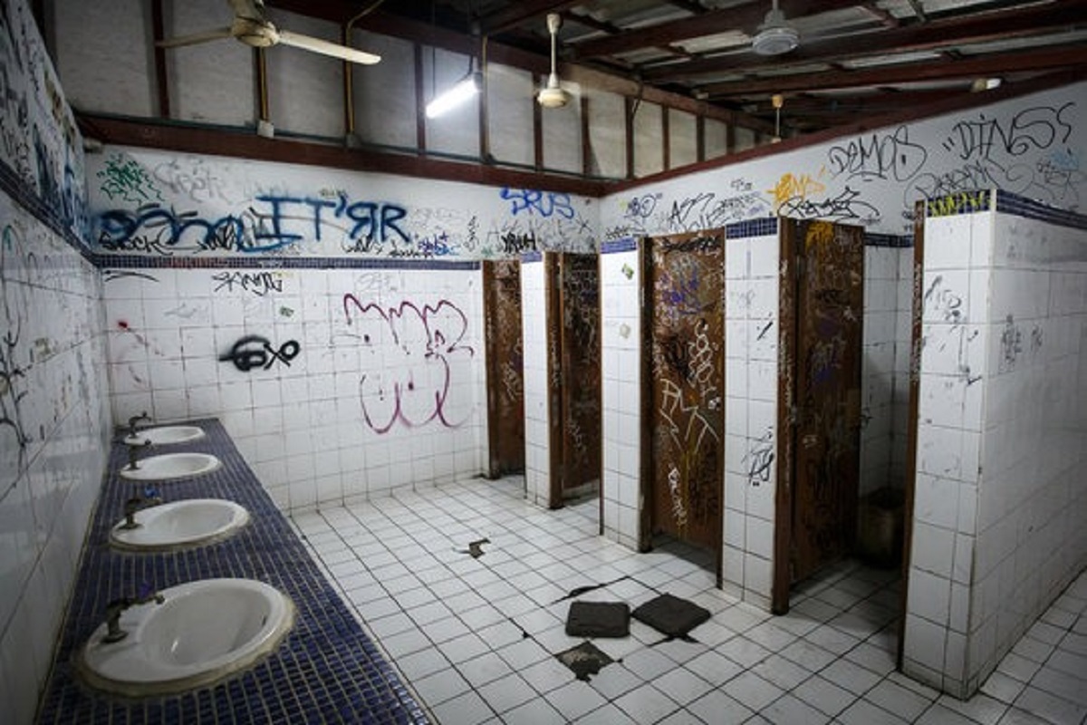 Grimy bathrooms signal neglect, hinting at subpar hygiene standards. A filthy restroom often foreshadows a disappointing dining experience, urging caution before indulging.