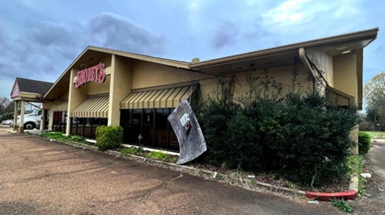 Visible signs of neglect like peeling paint, broken windows, and unkempt surroundings are red flags signaling a subpar dining experience. A restaurant's exterior condition often reflects its overall quality.