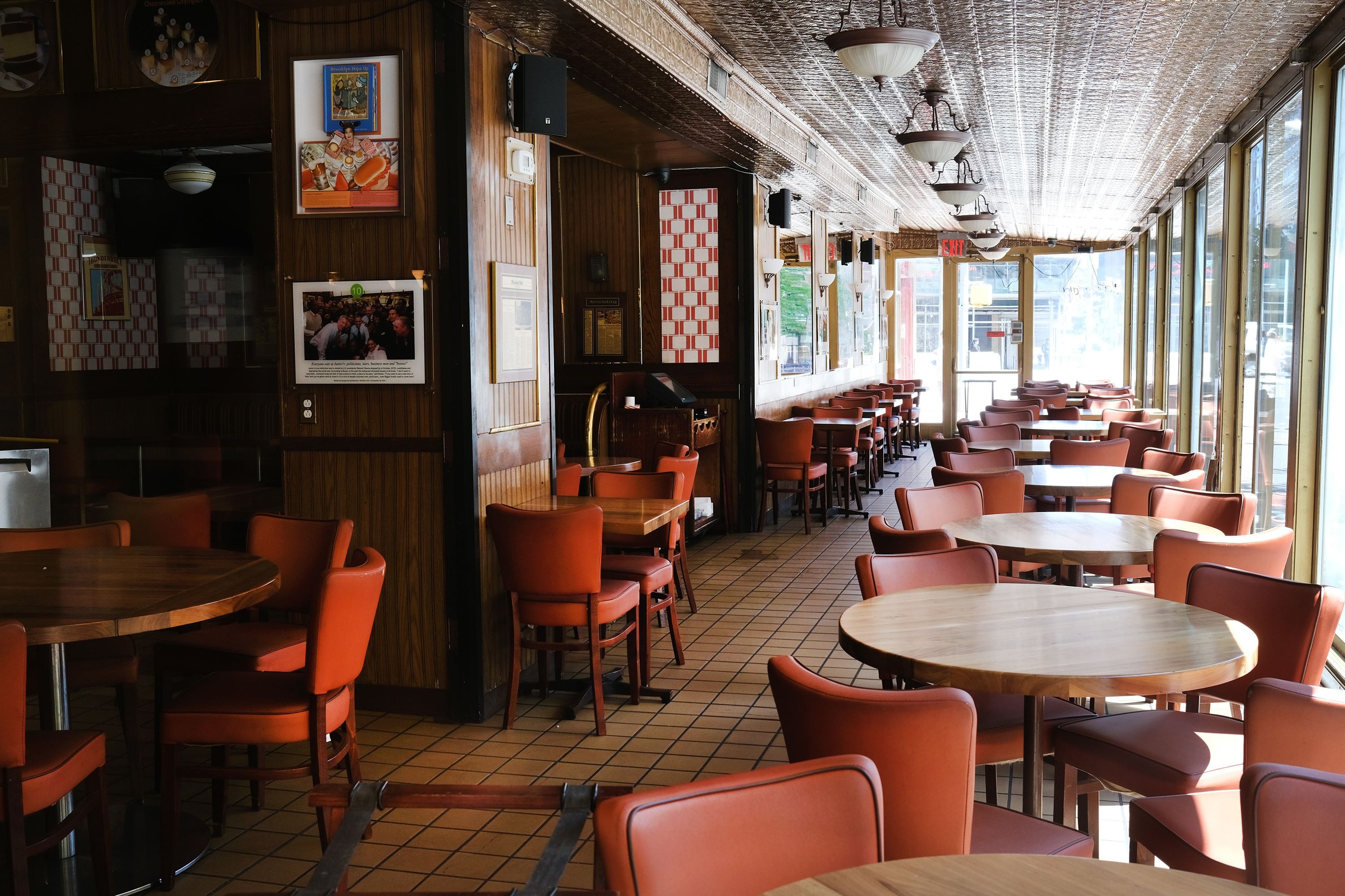 A glaring red flag signaling a potentially disappointing dining experience emerges when you step into a conspicuously empty restaurant. A lack of patrons may indicate subpar food, service, or both.