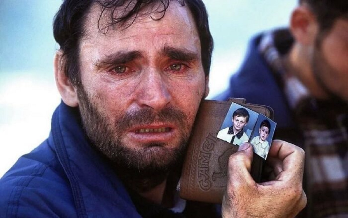 Photo from 1999, taken amid the Kosovo War, shoes Mustafa Xaja, an Albanian man who had lost his two children and was desperately trying to find them.

Sometime after, the Newsweek journalist who took the photo, returned to Kosovo and journeyed to Mitrovica, Mustafa's hometown.

The reporter located Mustafa and inquired about his family. Astonishingly, Mustafa confirmed that his wife and children were alive and they reunited.