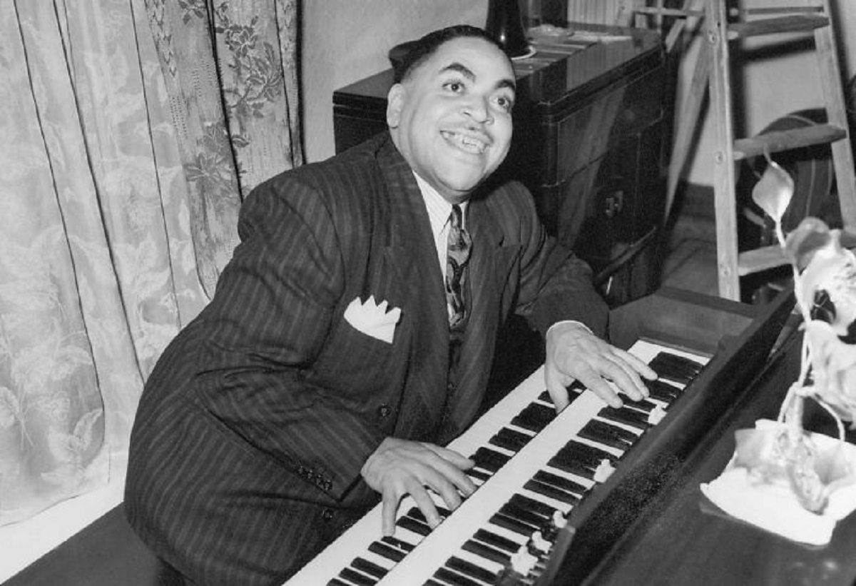 In 1926, famous jazz pianist Fats Waller was returning home after a performance in Chicago when he was suddenly ambushed by a group of gangsters.

They held him at gunpoint and ordered him into the back of their vehicle. As he was terrified for his life, Fats obliged.

After driving for a short while, they arrived at a an exclusive club owned by notorious gangster, Al Capone.

Fats was then forced inside where he performed on the piano for the entire venue.

It turned out that it was Al Capone’s 28th birthday and since he was a big admirer of Fats, he wanted Fats to perform for him.

According to Fats Waller’s son, the famed jazz musician wasn’t harmed and spent three days and nights performing for Capone, taking breaks only to sleep on his piano bench. He was reportedly paid $100 per song, which is the equivalent of over $1,600 today.