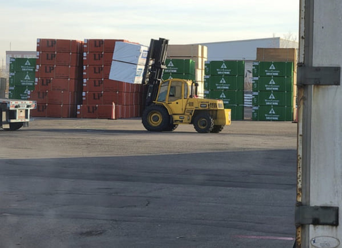 “The safest way to carry lifts of lumber from one part of a yard to a waiting truck! Up in the air above the cab while driving forward. lol! I see these guys doing this every time I go to this yard.”