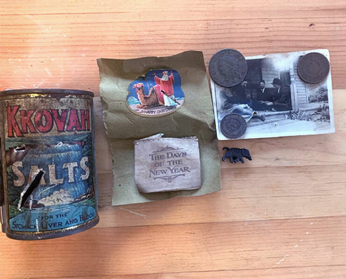 "First-Time Metal Detecting. Found An Over 100-Year-Old Time Capsule"