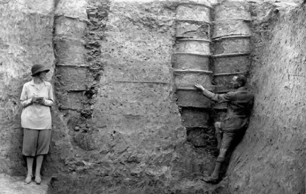 "British Archaeologist Leonard Woolley And His Wife Catherine At The Moment Of The Discovery Of Pottery Pipes"