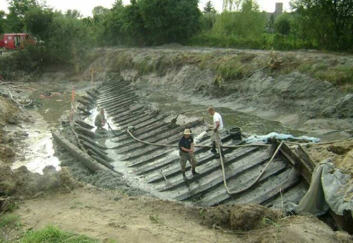 "500-Year-Old Vistula Punt Found In A Pond In Czersk, Poland In 2009"