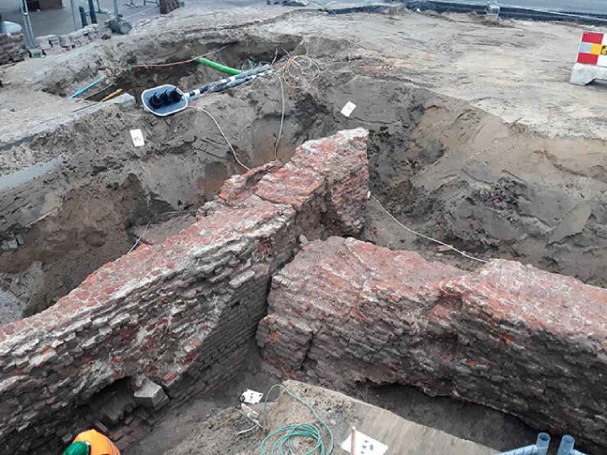 "While Digging Up The Road, Construction Workers Found A Piece Of A 16th Century City Wall"