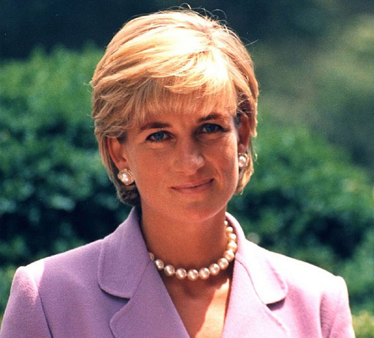 The night princess diana died. The Simpsons used to come on at 11pm, I was watching one night and they interrupted the broadcast to show the paris crash scene. I had no idea who she was at the time and I kept waiting for the Simpsons to come back on. It was all over the news the next day