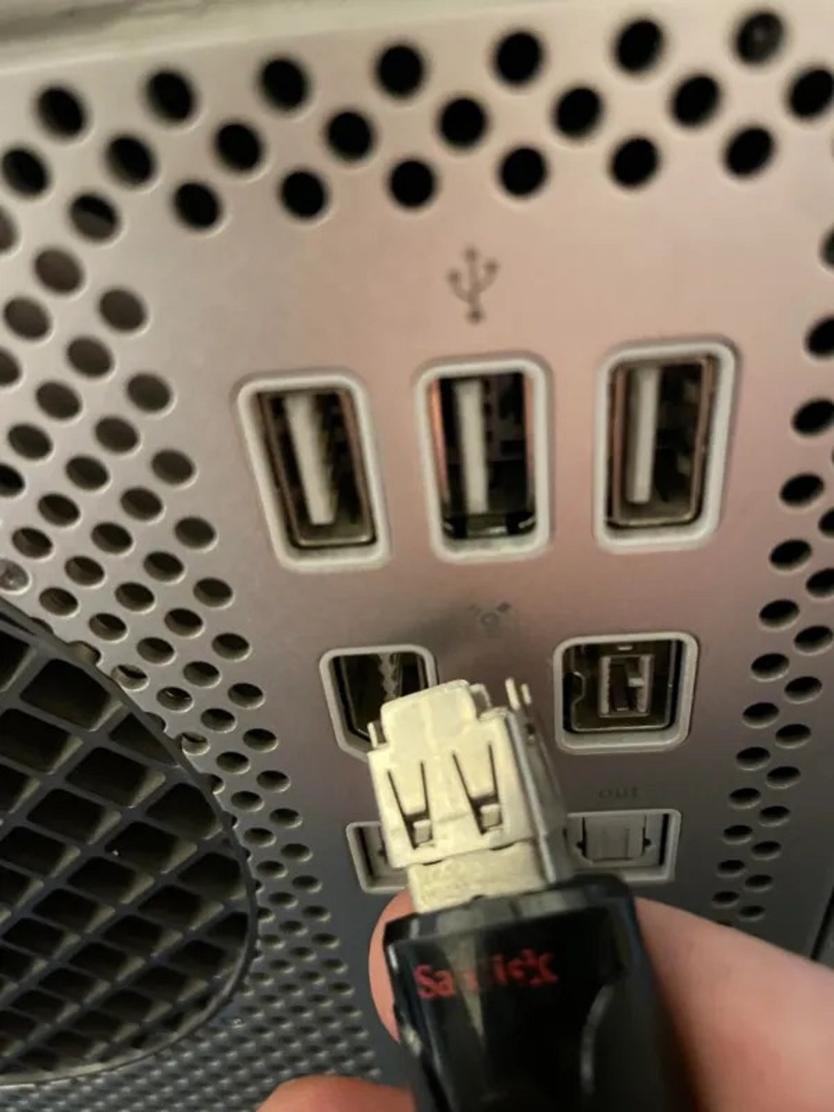 “The inside of the USB port in my computer came out with my flash drive”