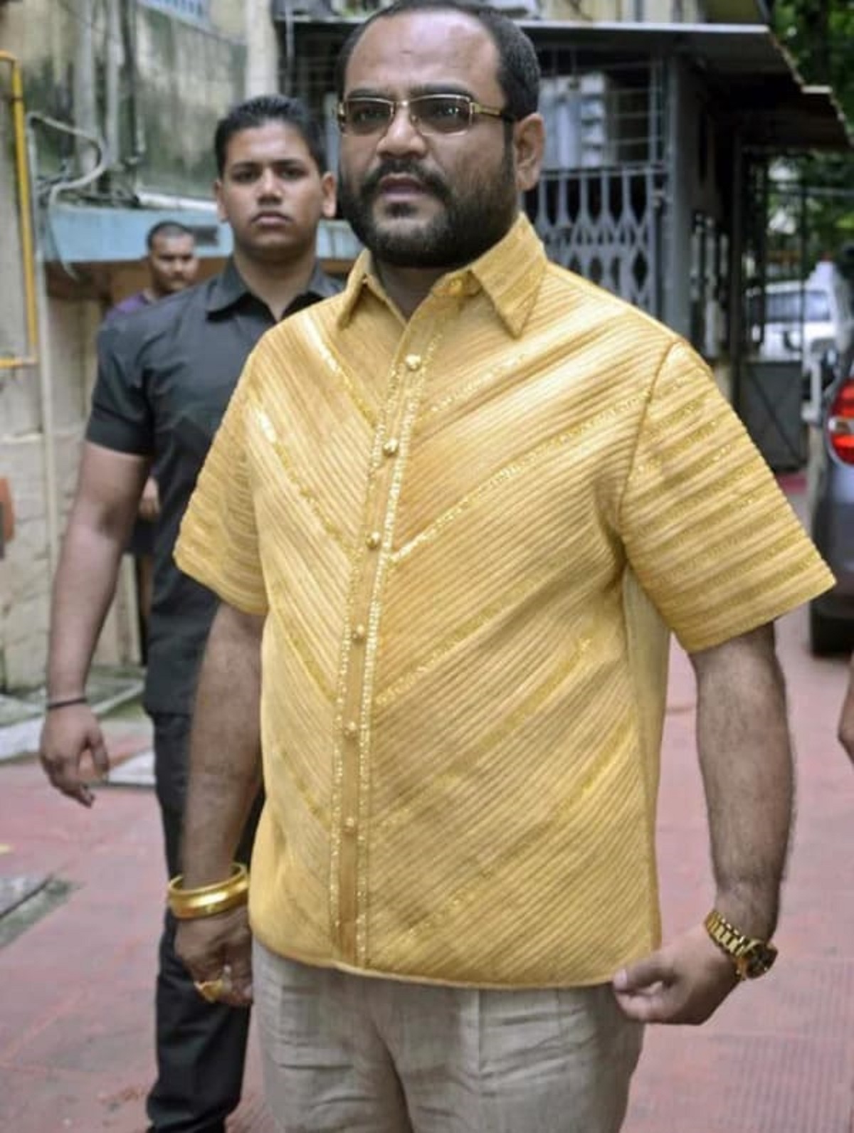 “Man wearing 4 kilos of gold shirt costing over $200,000”