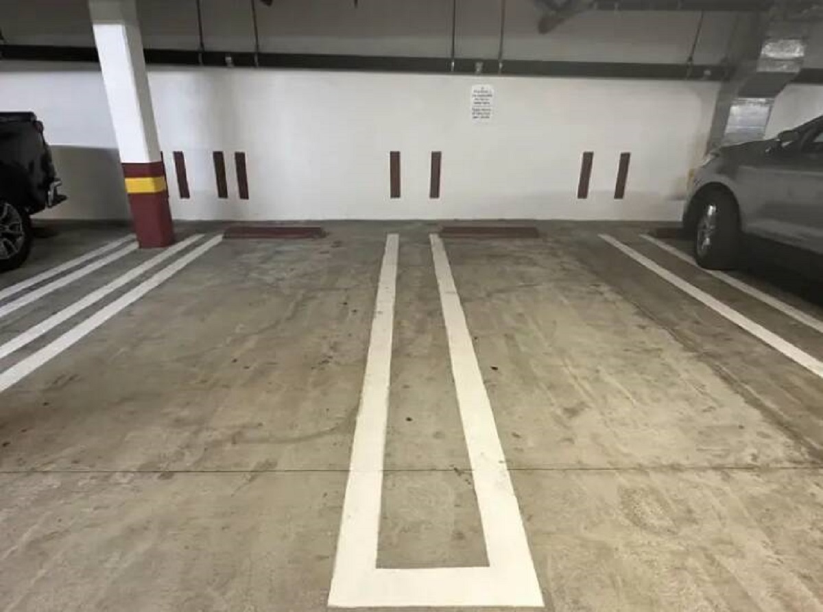 I don't know why every parking lot doesn't have these lines on the wall so you can ensure you've parked well (which I never, ever do).