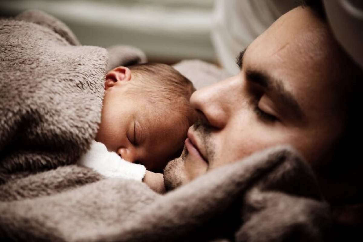 Babies will sleep in longer if you put them to bed earlier