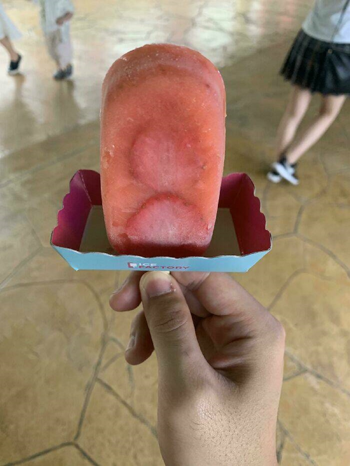 "This Ice Lolly I Bought In Korea Has A Little Tray To Prevent It From Melting All Over Your Hands"