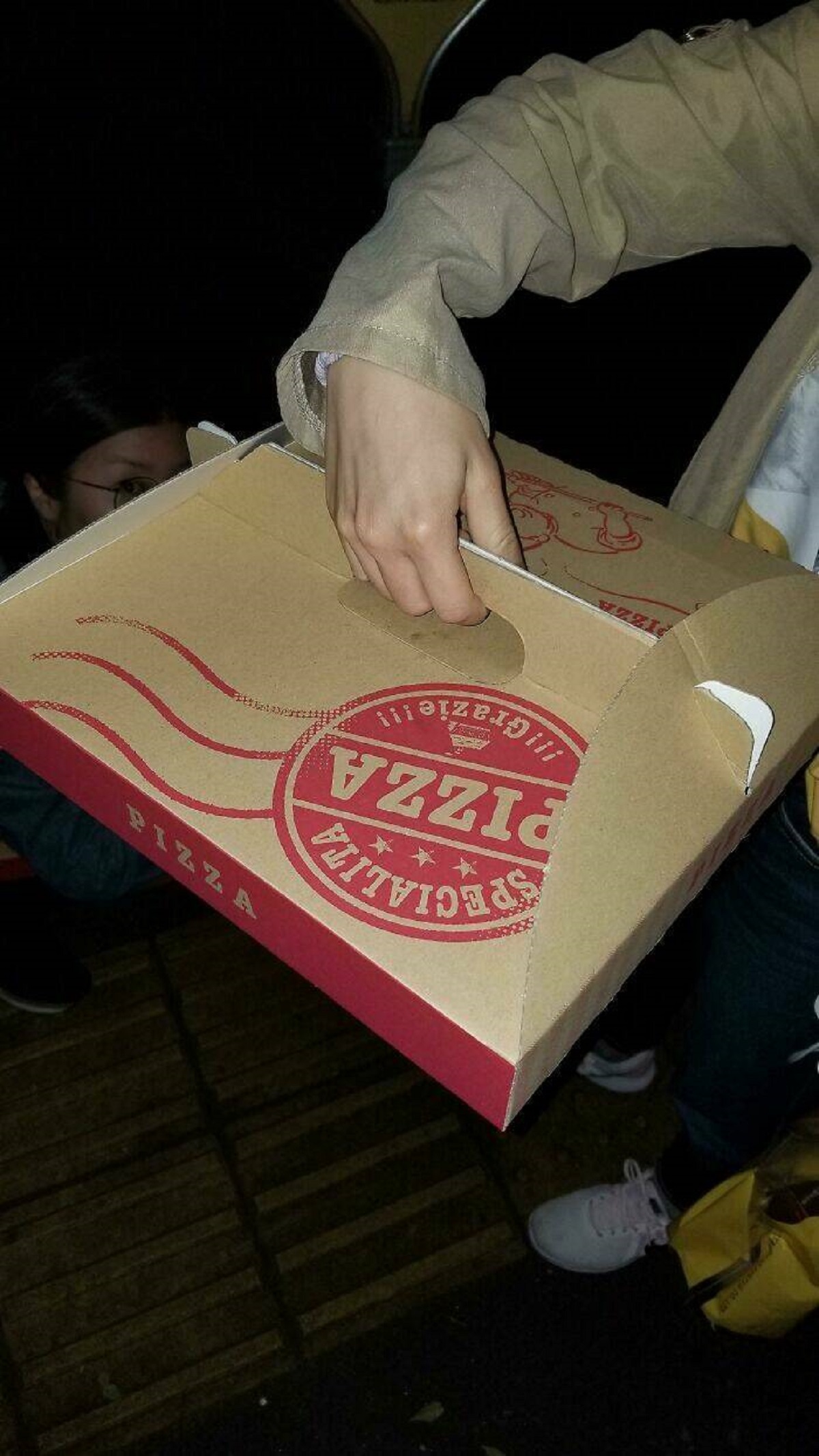 "This Pizza Box In Japan That Has A Handle In The Middle To Keep The Pizza Flat"