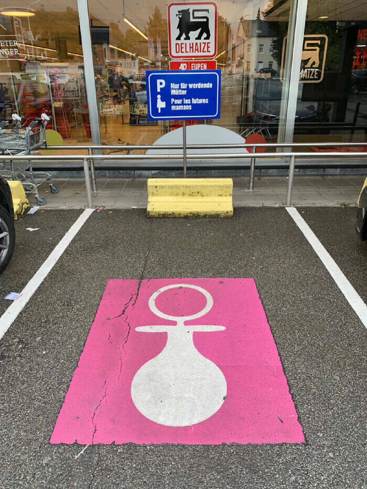 "This Belgian Supermarket Has A Parking Spot Just For Pregnant Women"