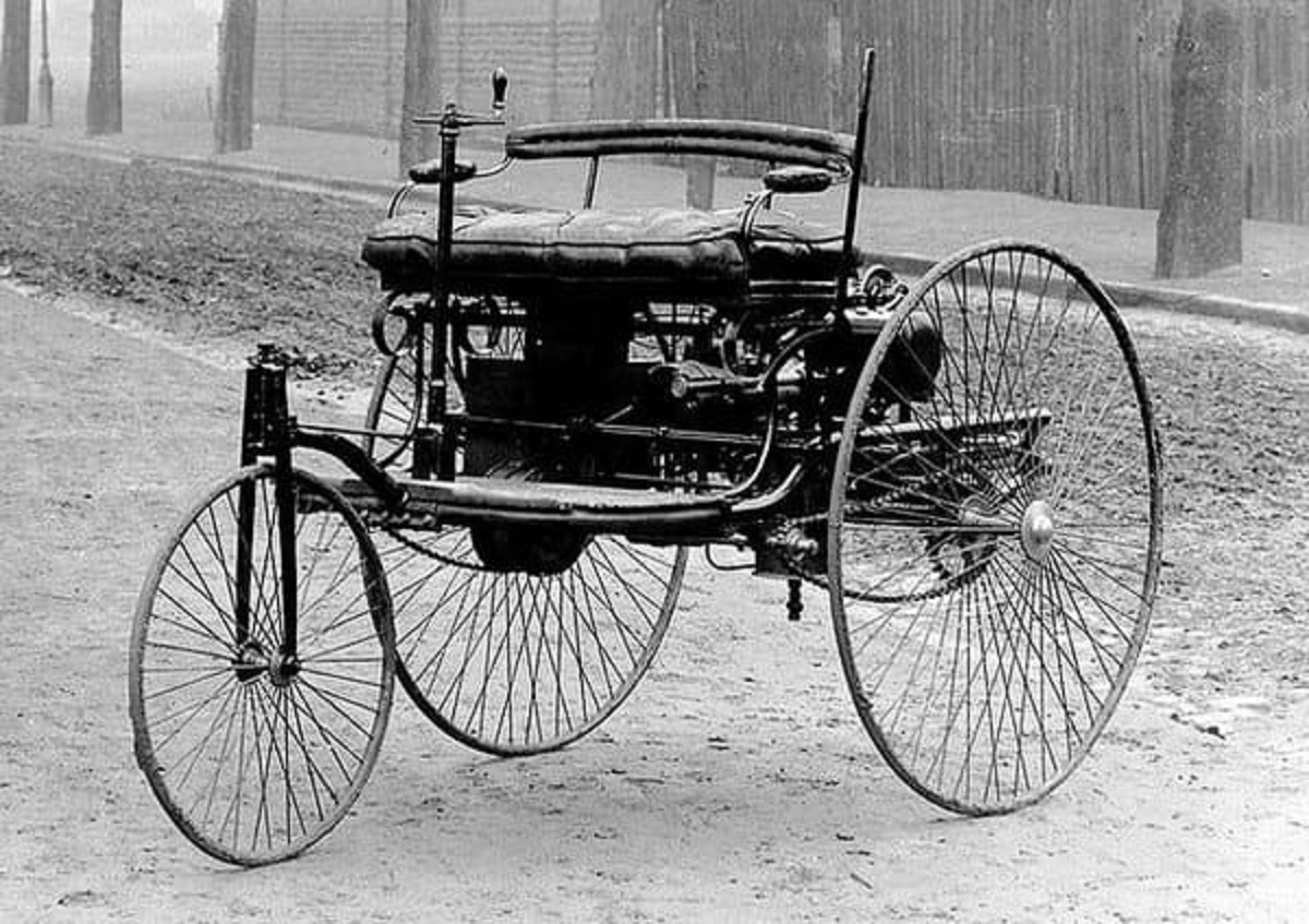 that a proposed 1896 Pennsylvania law required motorists who encountered livestock to: stop their vehicle, disassemble it, and conceal the parts until the livestock were sufficiently pacified.”