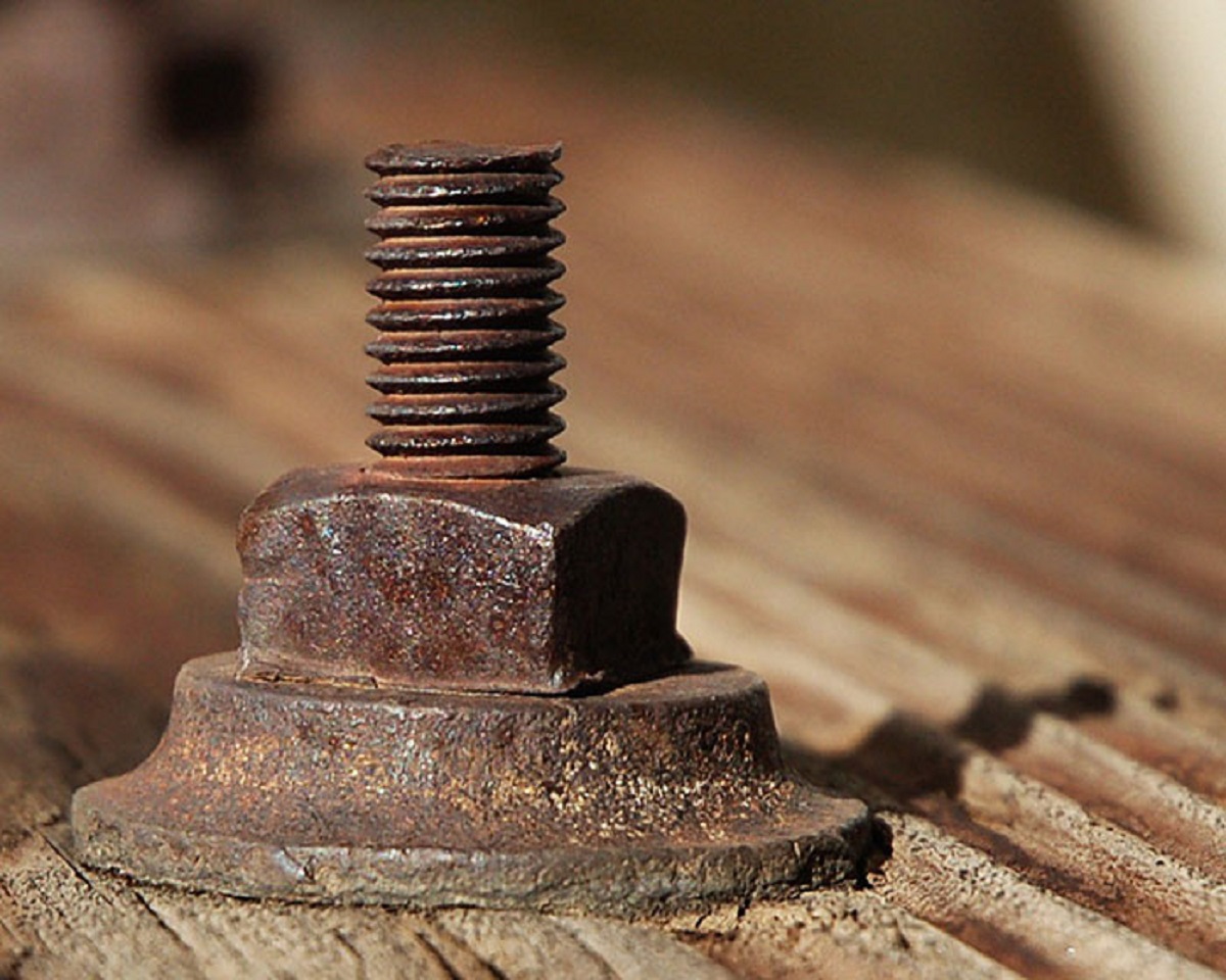 Tighten rusted bolt before loosen. Much smart.