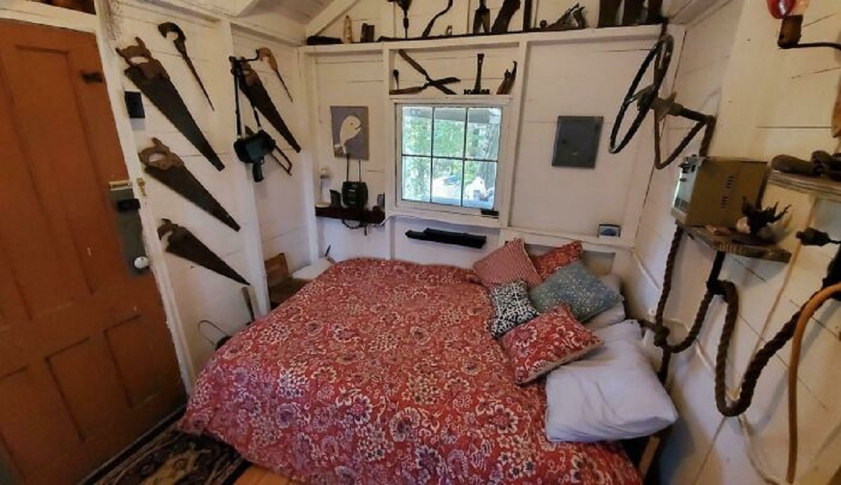 This Bedroom On Airbnb In A Place Called “Stabbin Cabin”. Sounds About Right