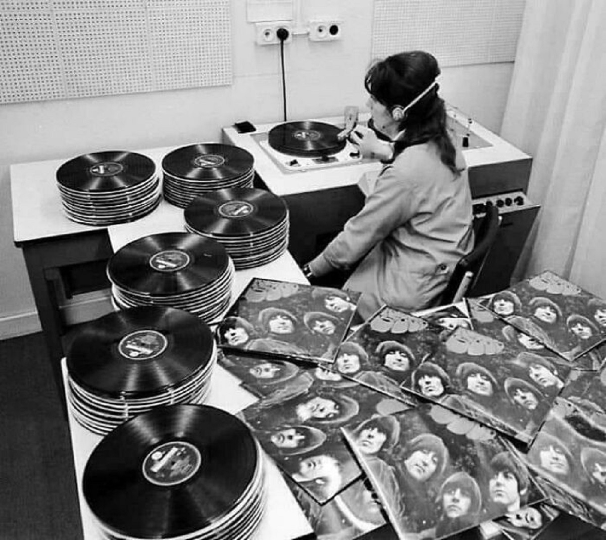 Quality Control At Emi's Vinyl Lp Pressing Plant In London (1965). The Beatles Rubber Soul