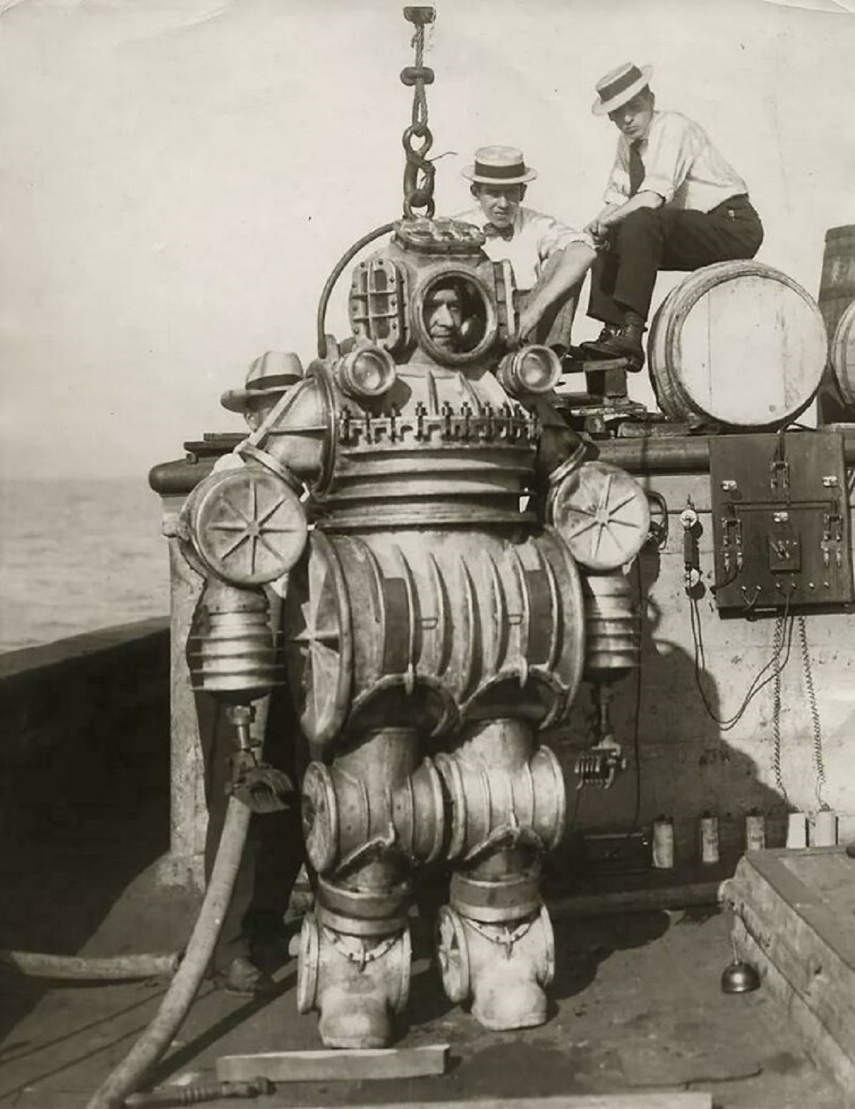 An Iron Man Of The Past In A Diving Suit. The Suit’s Name Was ‘Iron Man’ Too. It Had Electric Charging And Pressure Protection Systems. New York, 1907