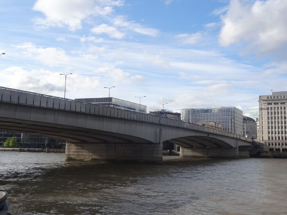The Old London Bridge was crowded with houses and shops, some of them reaching up to 6 storeys in height.